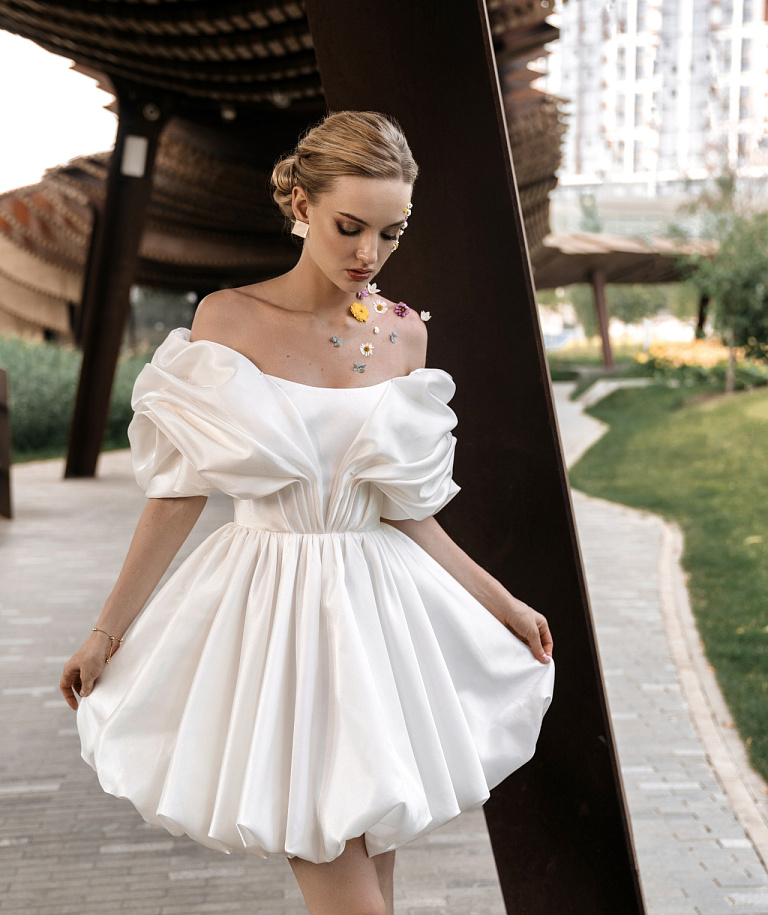 Свадебное платье мини силуэта баллон