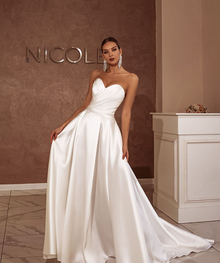 Белое свадебное платье с рукавами буфами