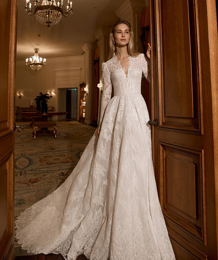 Закрытое кружевное свадебное платье cо шлейфом