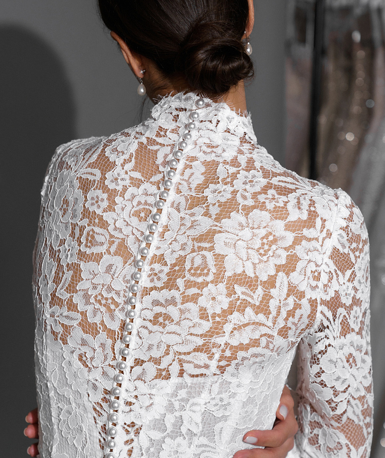 Белое кружевное свадебное платье с рукавами