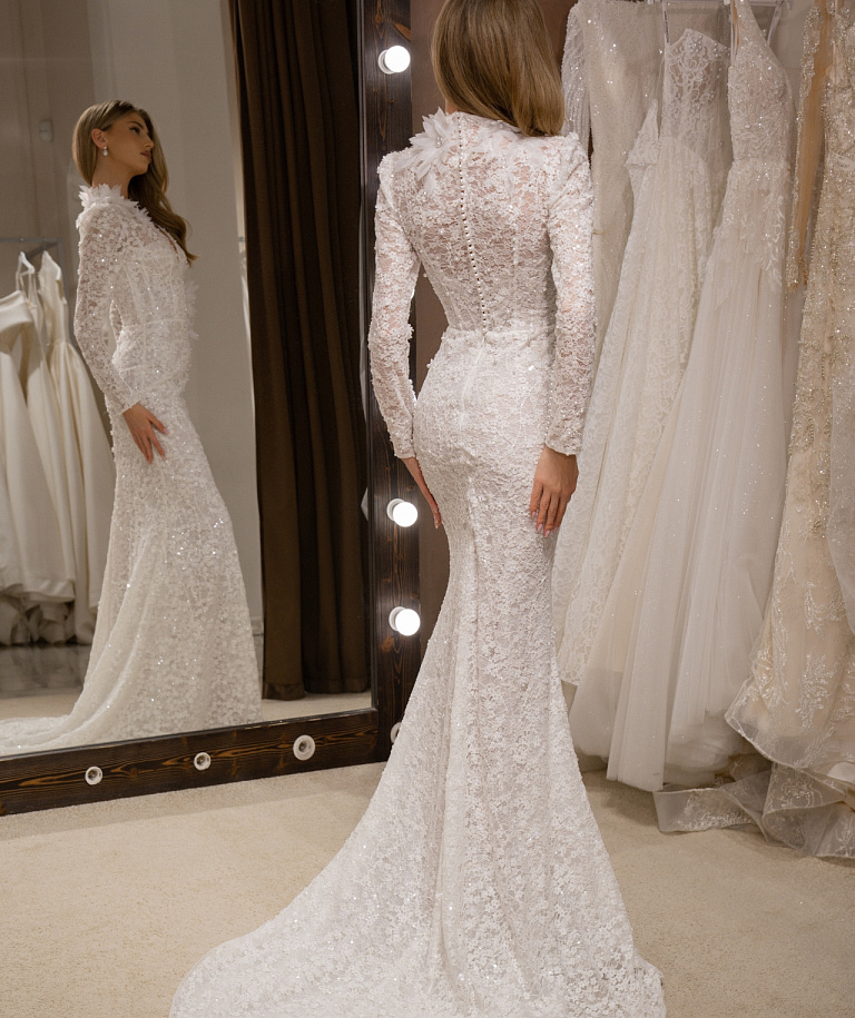 Закрытое свадебное платье силуэта русалка