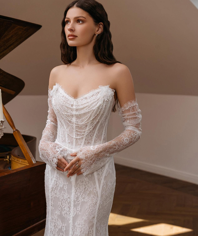 Кружевное свадебное платье c с декором из бус по корсету