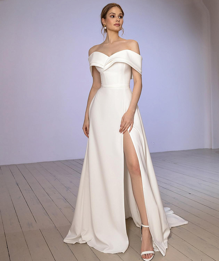 Элегантное свадебное платье с разрезом