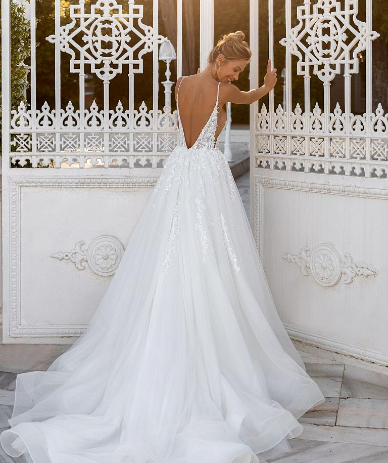 Сверкающее платье с декольте и открытой спиной