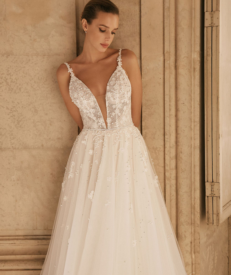 Нежное свадебное платье в цветочном кружеве