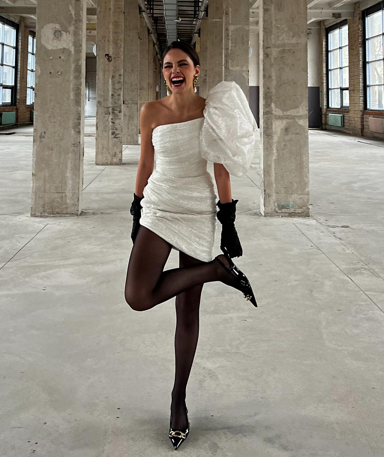 Короткое свадебное платье на одно плечо