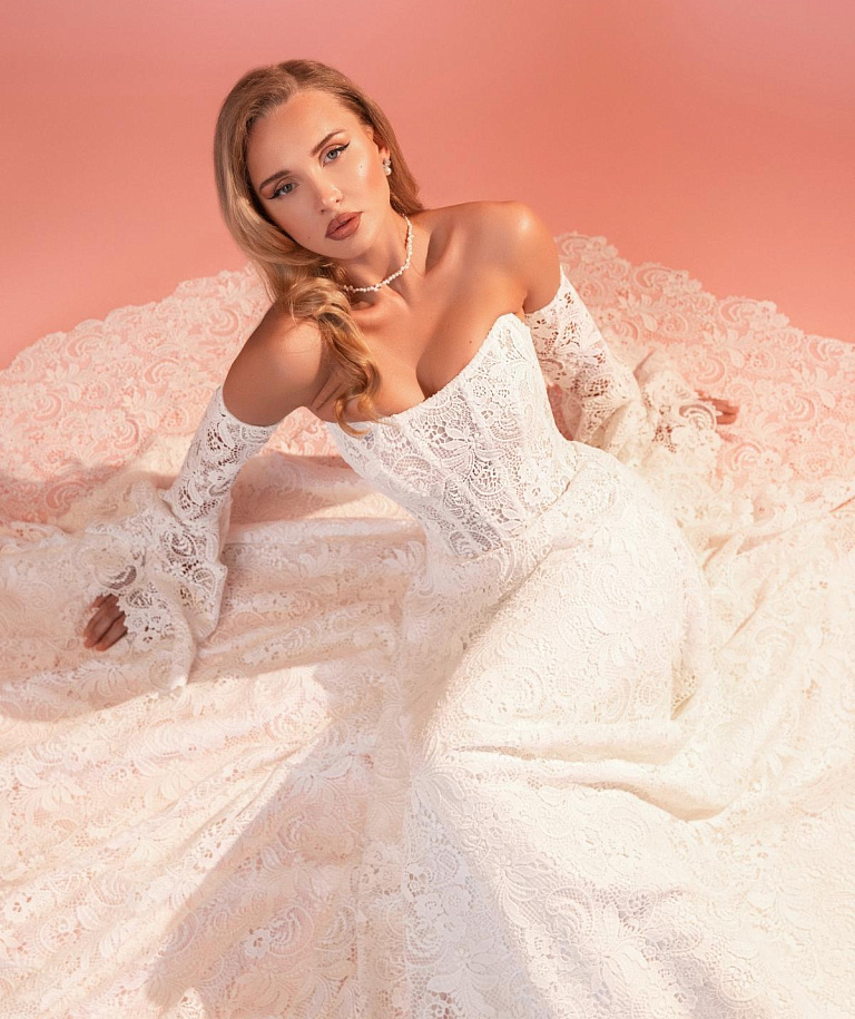 Кружевное свадебное платье со рукавами-клешь
