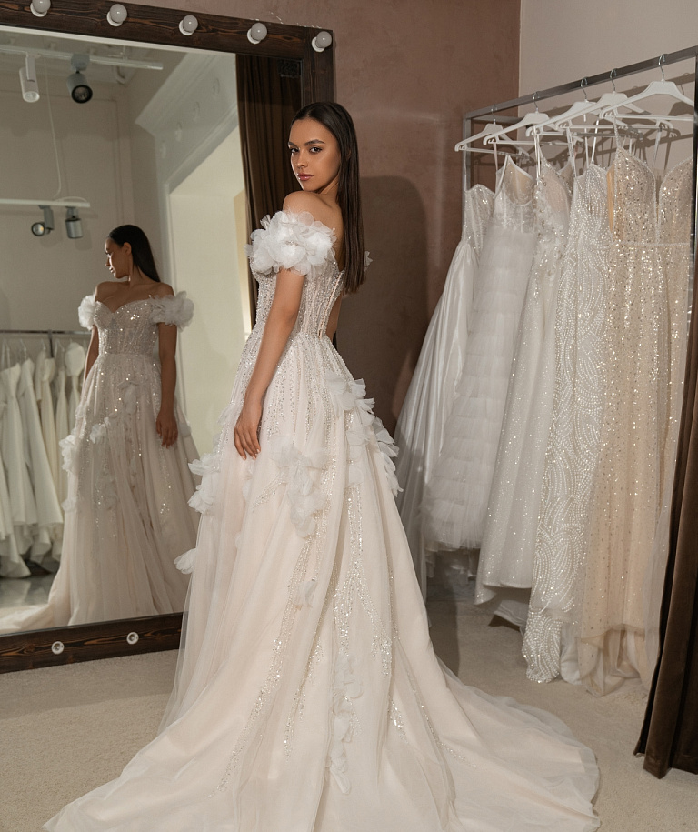 Роскошное свадебное платье с объемными цветами