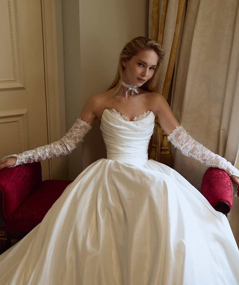 Свадебное платье из тафты с кружевными элементами