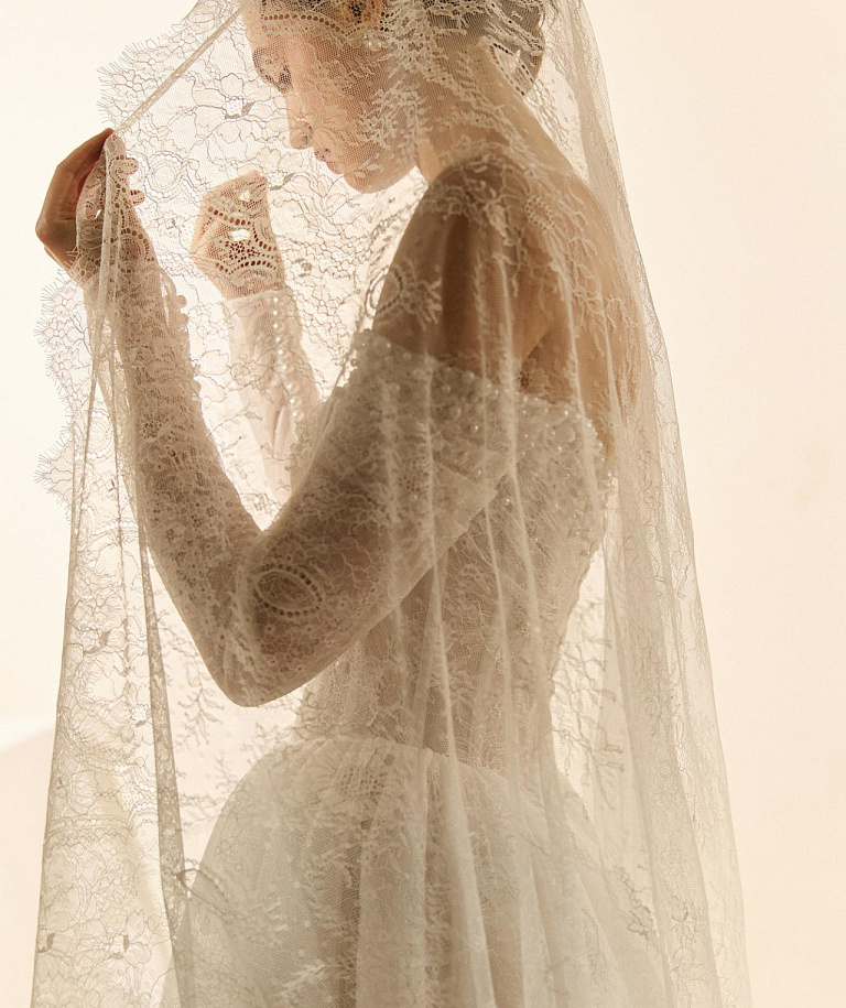 Кружевное свадебное платье с рукавами и открытыми плечами