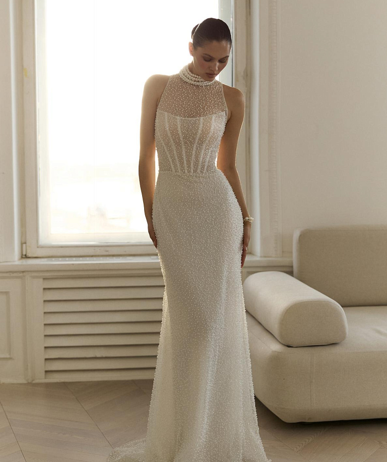 Облегающее свадебное платье полностью расшитое жемчугом