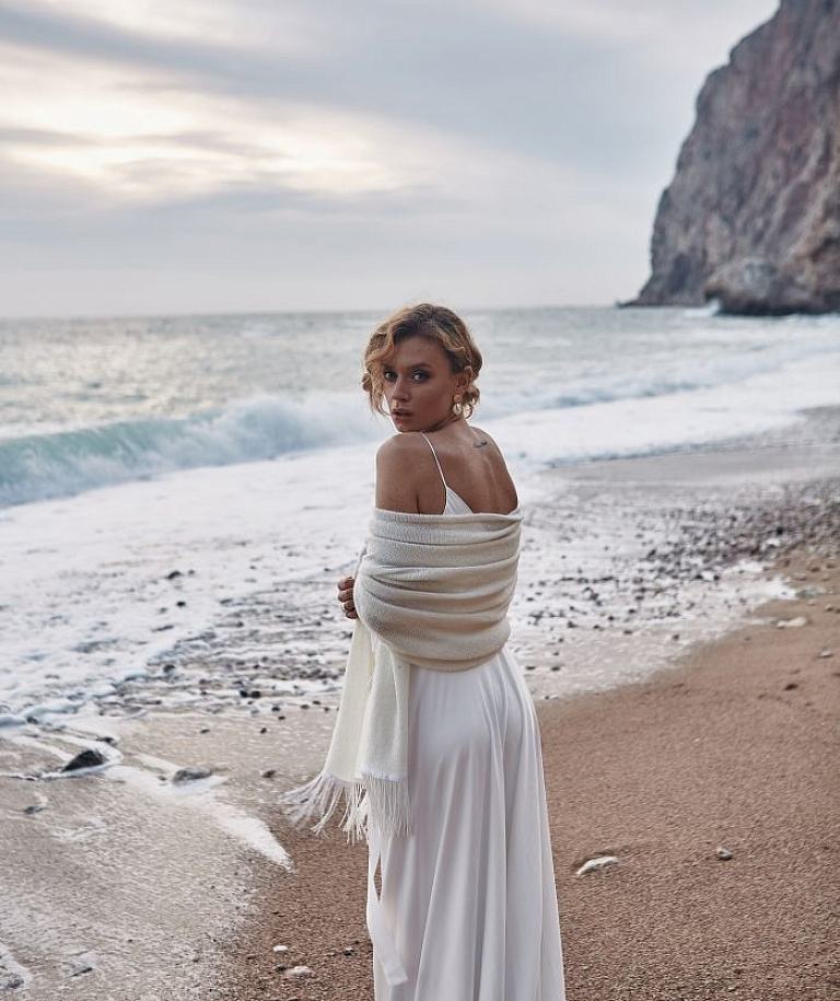 Шерстяная шаль с бахромой