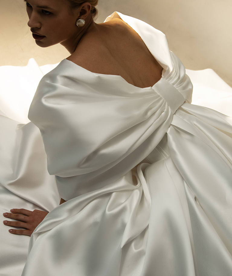 Атласное свадебное платье с объемным бантом