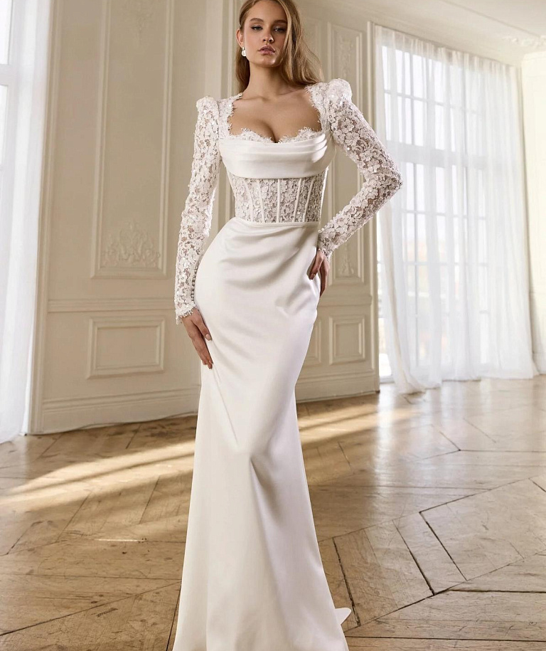 Свадебное платье с кружевным корсетом и рукавами