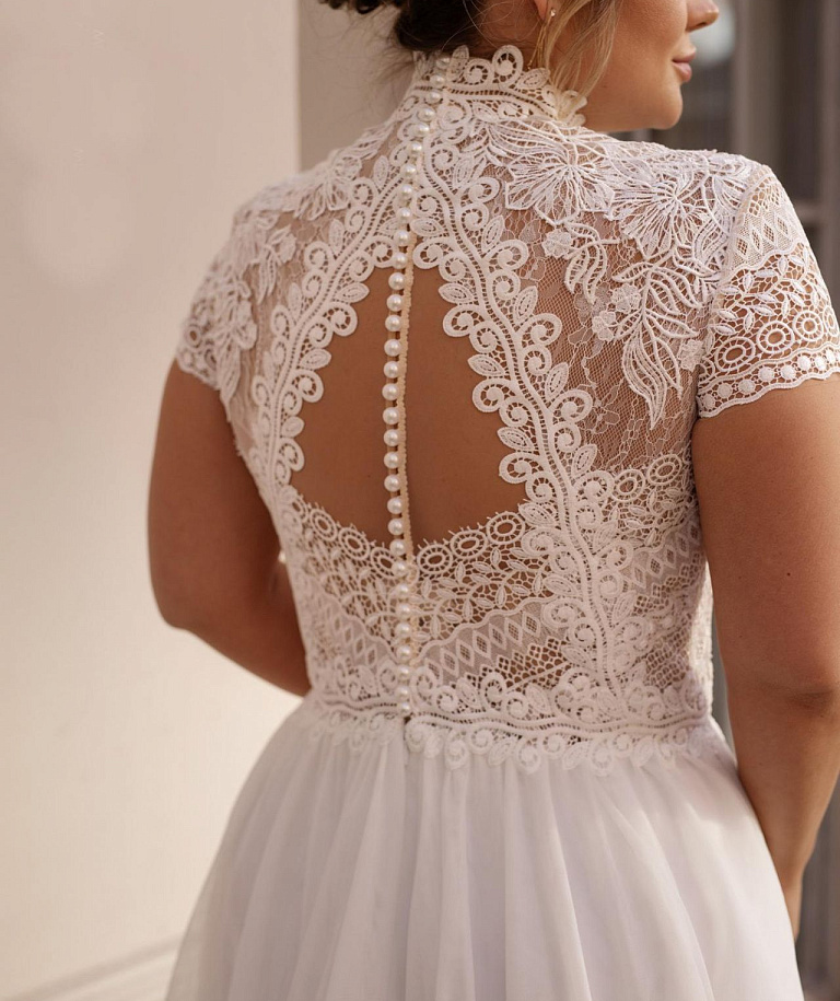 Стильное свадебное платье для полных