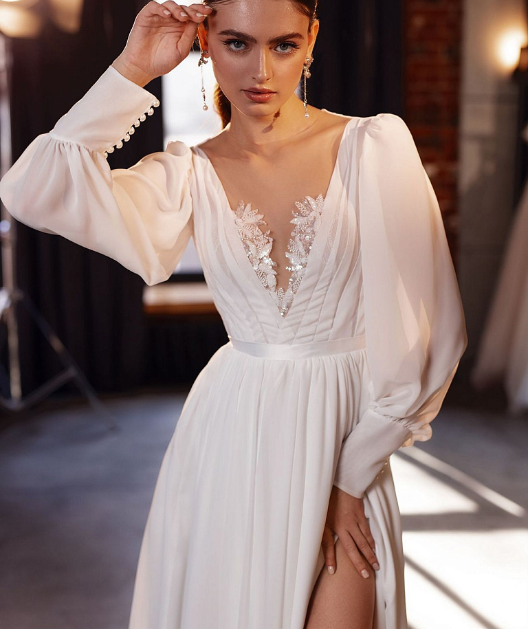 Струящееся свадебное платье с объемными рукавами