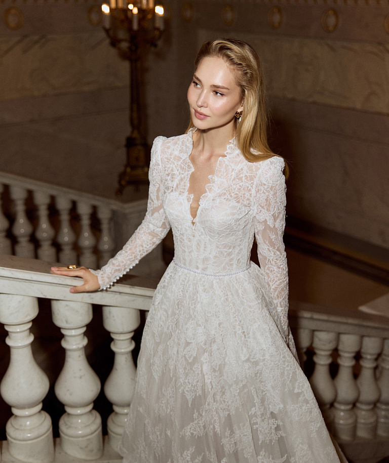 Закрытое кружевное свадебное платье cо шлейфом