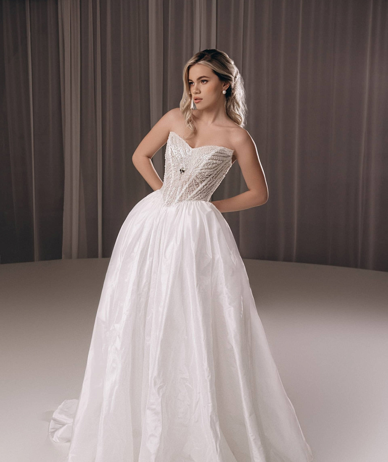 Свадебное платье с диснеевским корсетом и пышной юбкой из тафты