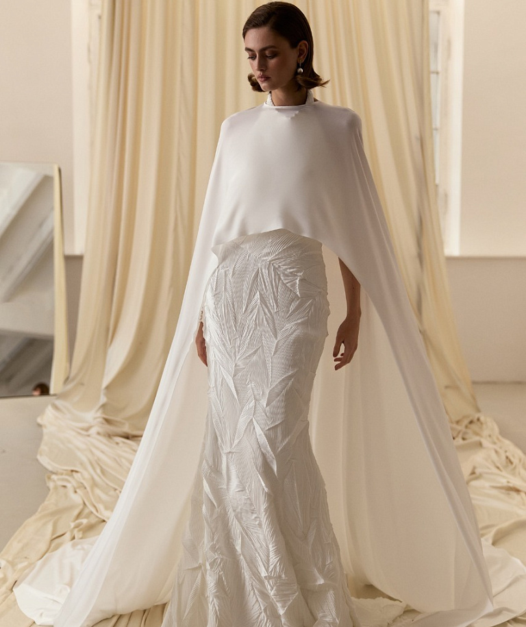 Эффектное свадебное платье из дизайнерской ткани с американской проймой и съемным кейпом