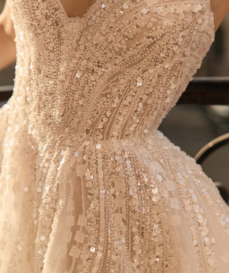 Роскошное свадебное платье с вышивкой