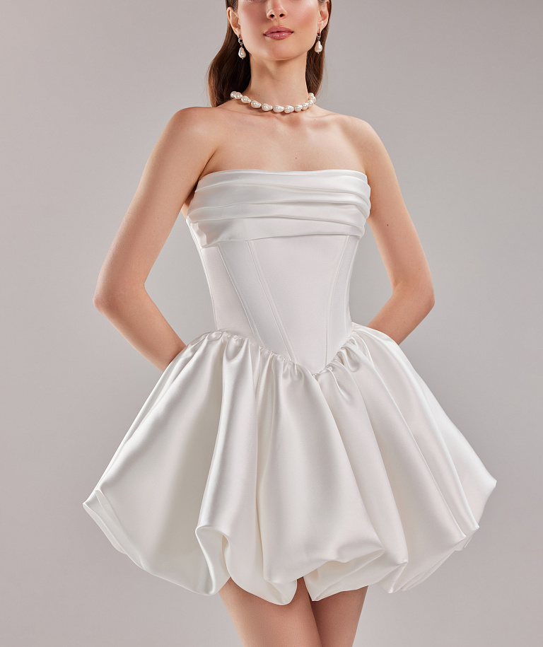 Короткое свадебное платье из микадо с пышной юбкой