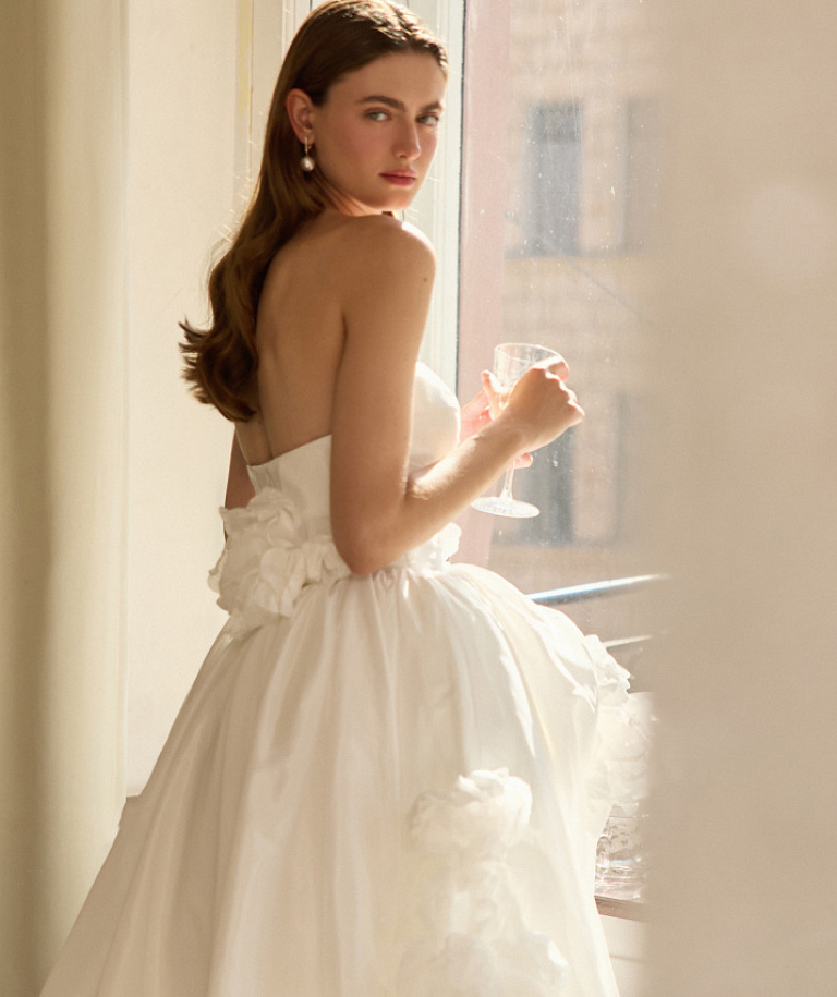 Нежное ассиметричное свадебное платье с цветами