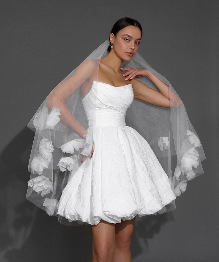 Стильное короткое свадебное платье из тафты