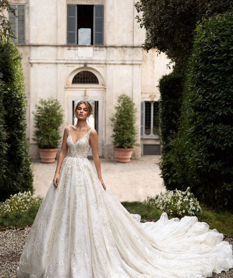 Роскошное свадебное платье с длинным шлейфом