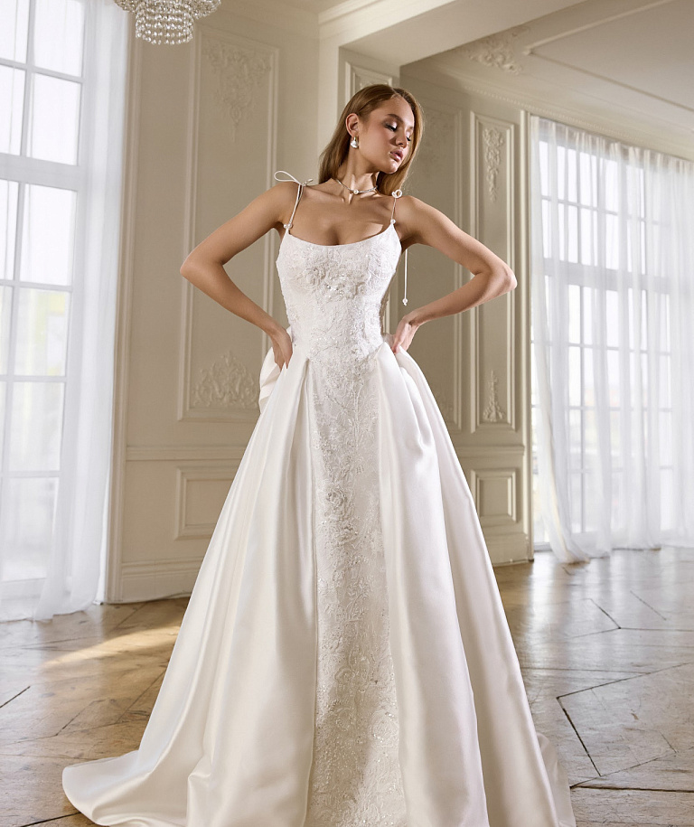 Свадебное платье выполненное из комбинации кружева и атласа