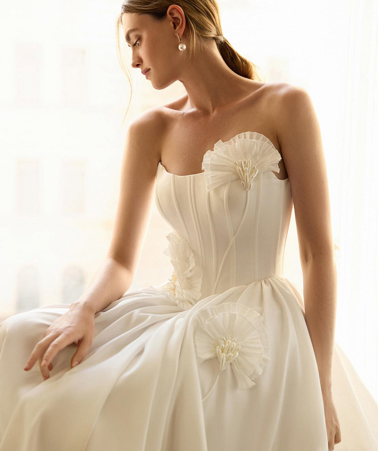 Атласное свадебное платье с подъюбником формы панье