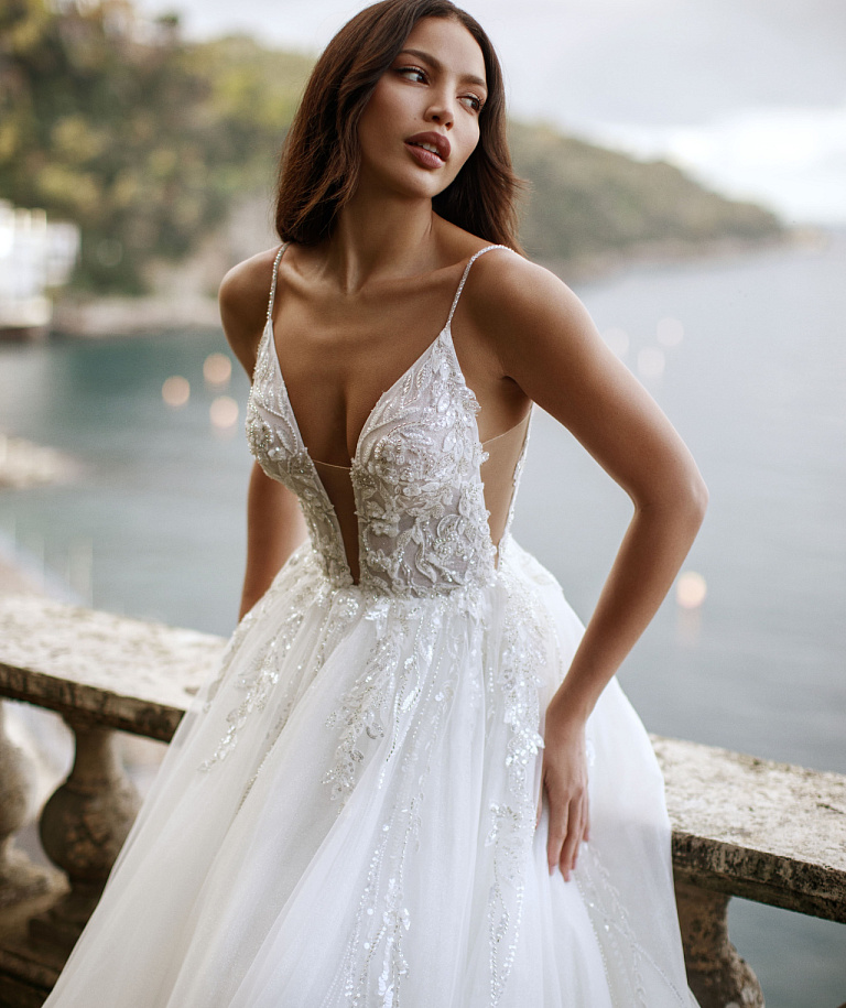 Роскошное свадебное платье на тонких бретелях