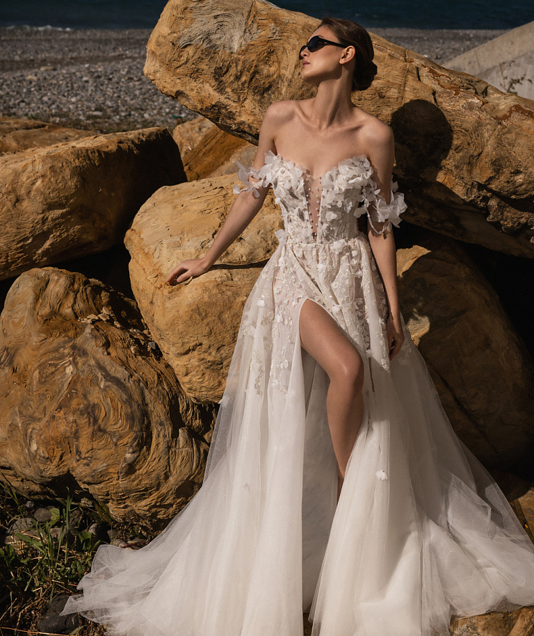 Сверкающее свадебное платье расшитое объемными цветами