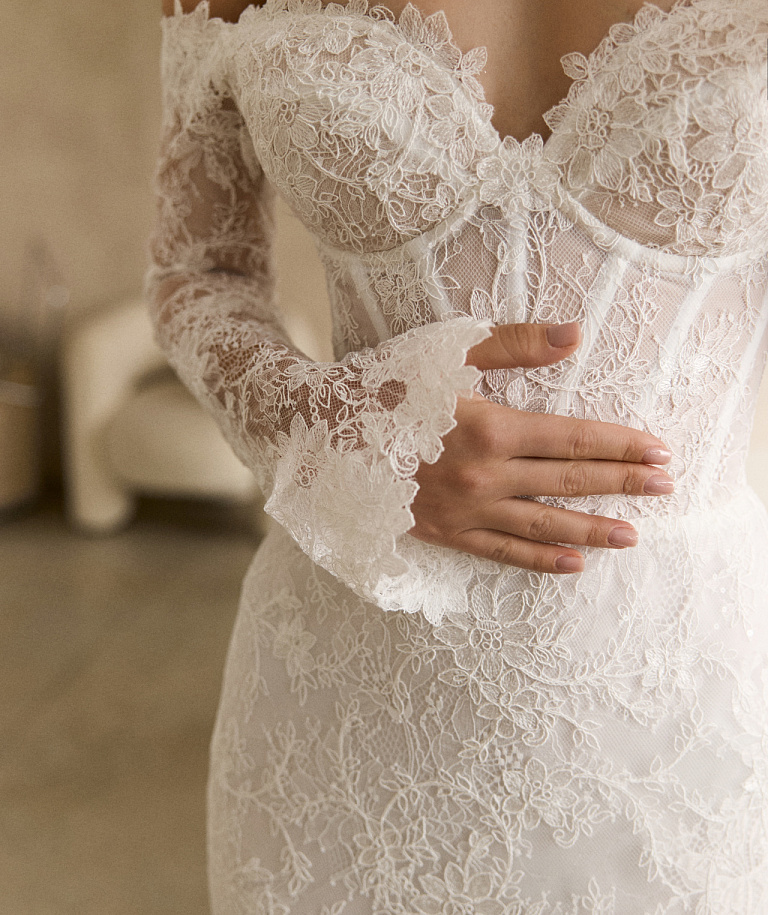 Кружевное свадебное платье с рукавами и открытым верхом