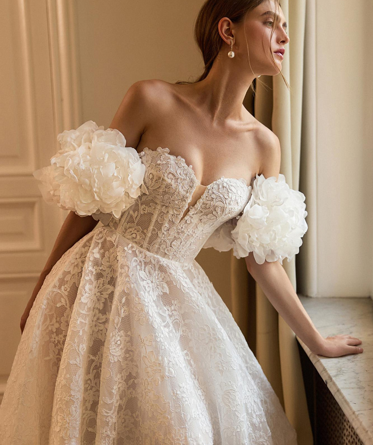 Свадебное платье из кордового кружева с цветочными бретелями