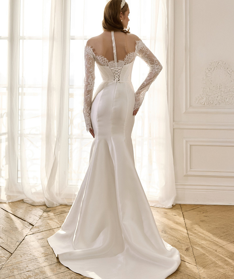 Атласное свадебное платье с кружевными элементами