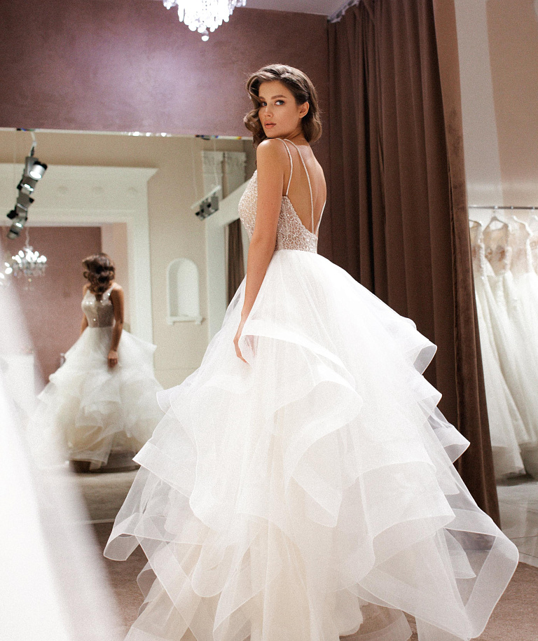 Пышное свадебное платье с воланами и открытыми плечами