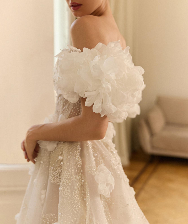Нежное свадебное платье с декором из 3Д цветов