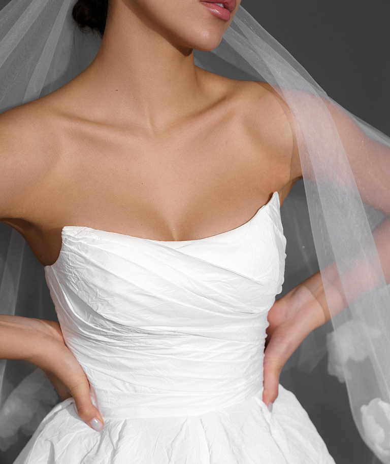 Стильное короткое свадебное платье из тафты