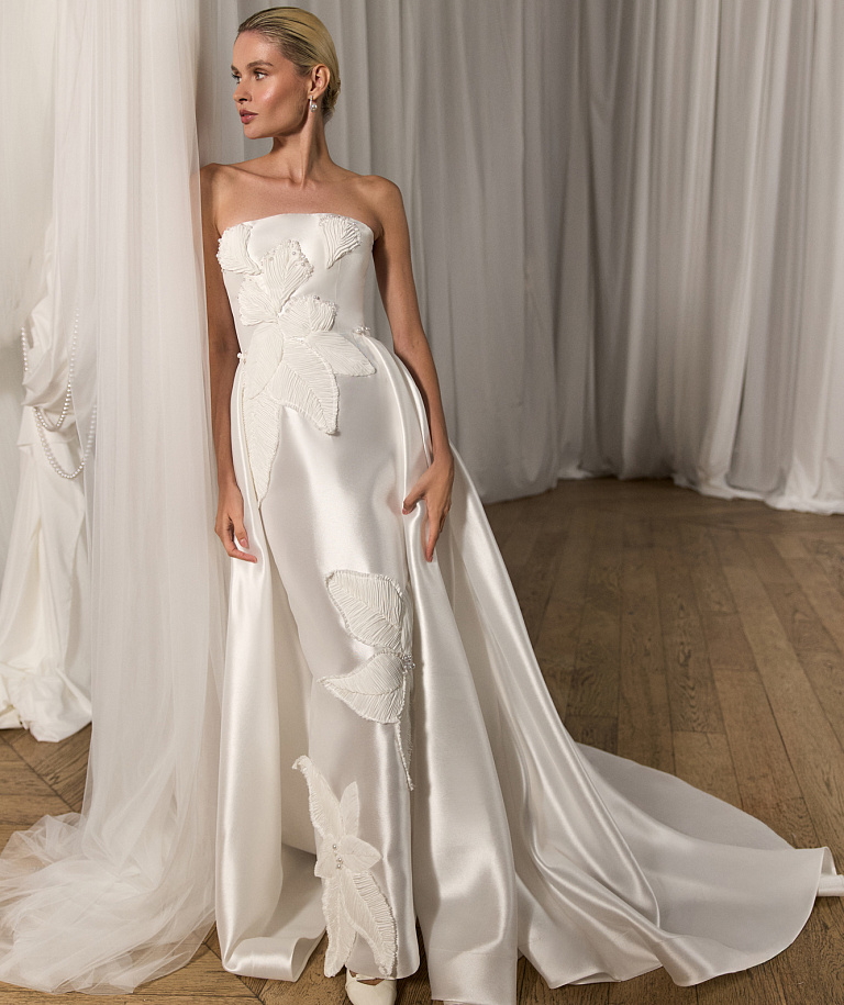 Элегантное платье из микадо с декором из цветов и съемным шлейфом