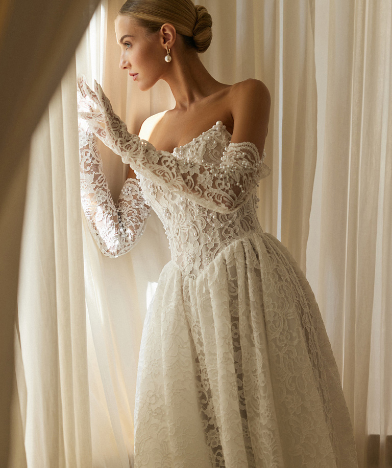 Кружевное корсетное свадебное платье с перчатками