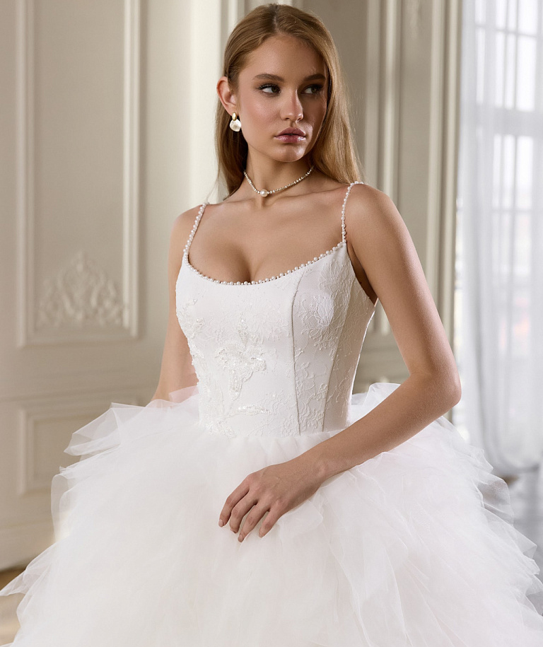 Свадебное платье с многоярусной юбкой