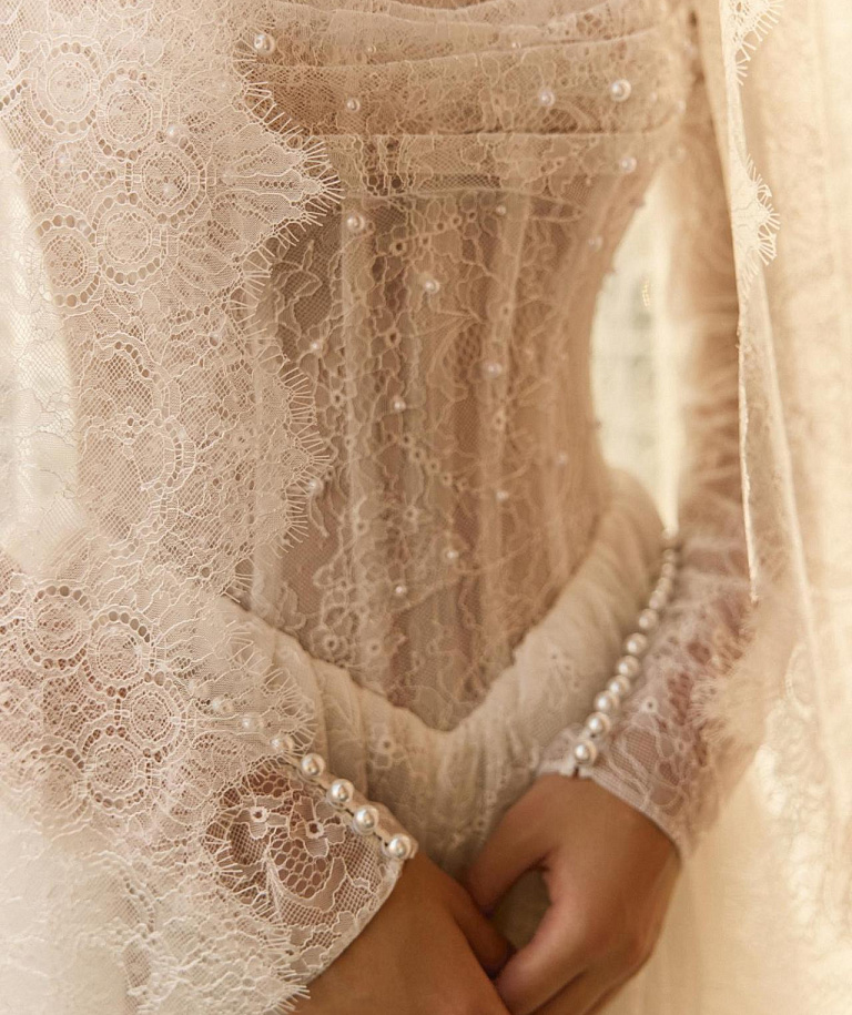 Кружевное свадебное платье с рукавами и открытыми плечами