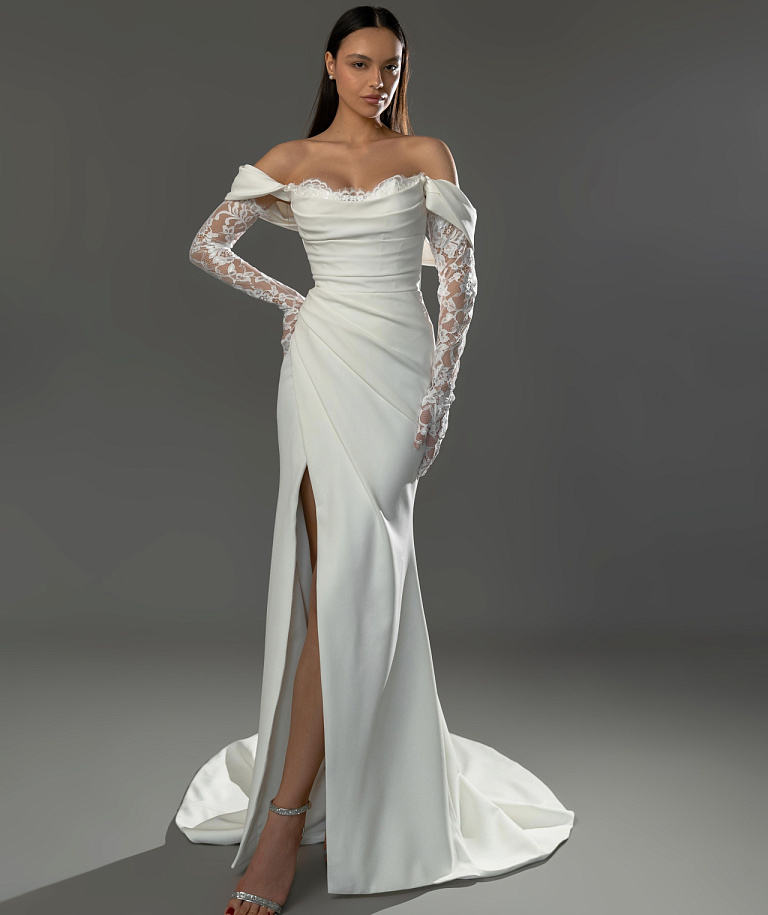 Лаконичное свадебное платье с кружевными перчатками