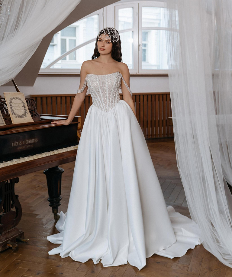 Свадебное платье с атласной юбкой и роскошным корсетом