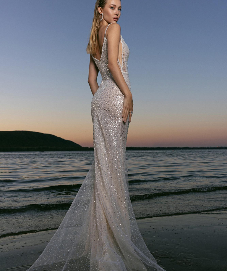 Красивое сверкающее свадебное платье