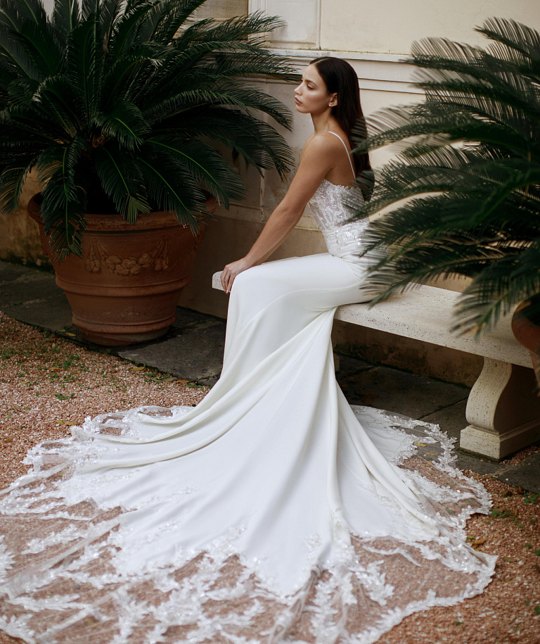 Свадебное платье русалка с роскошным шлейфом