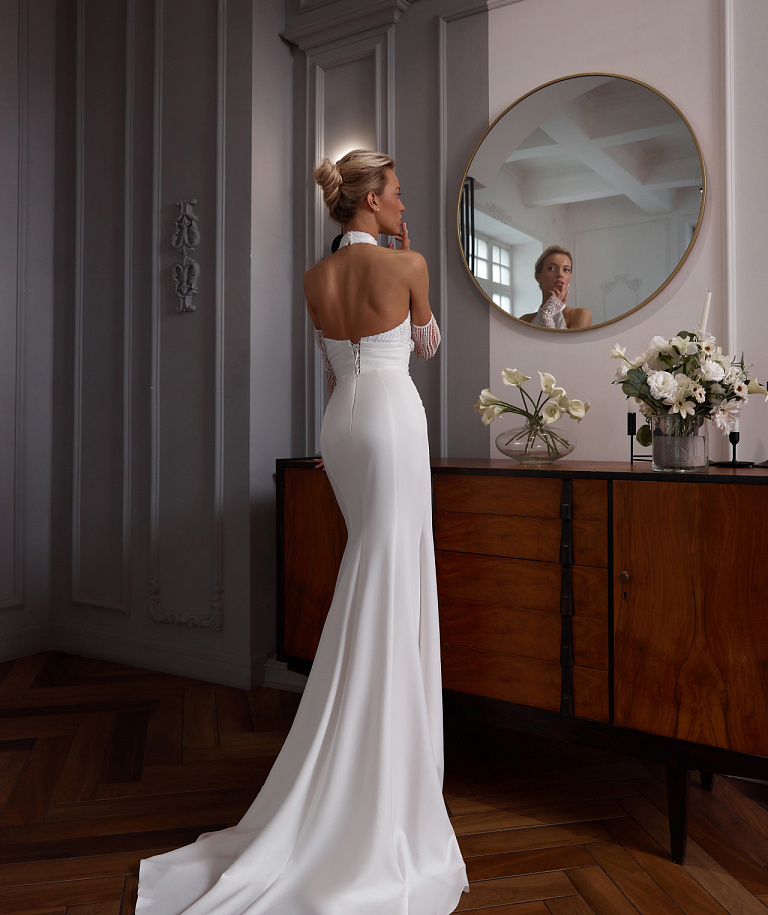 Красивое платье с атласной юбкой и сверкающим верхом под горлышко