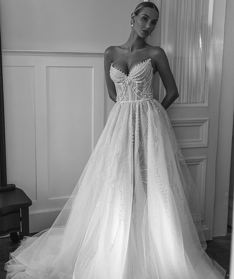 Роскошное свадебное платье декорированное жемчугом