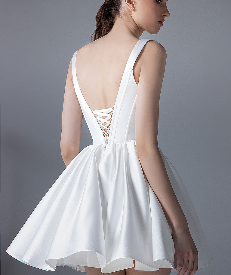 Короткое свадебное платье с трендовым корсетом