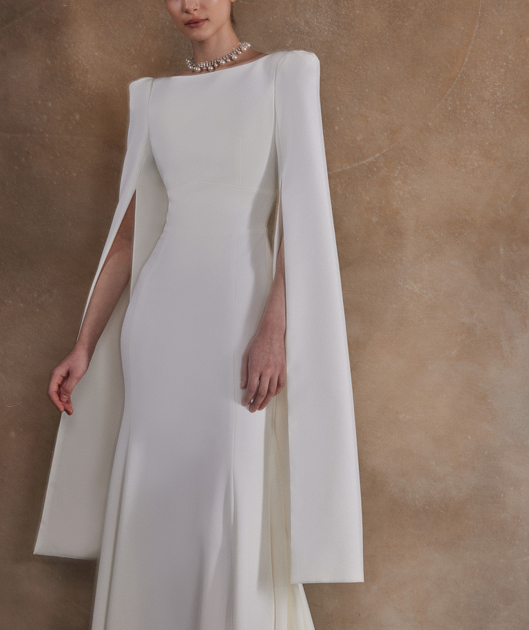 Свадебное платье из креп-стрейча с рукавами-кейпами